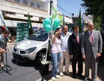 Guillermo Francos entreg� un auto 0 Km en Chivilcoy Campa�a 'Premiamos que nos elijas'