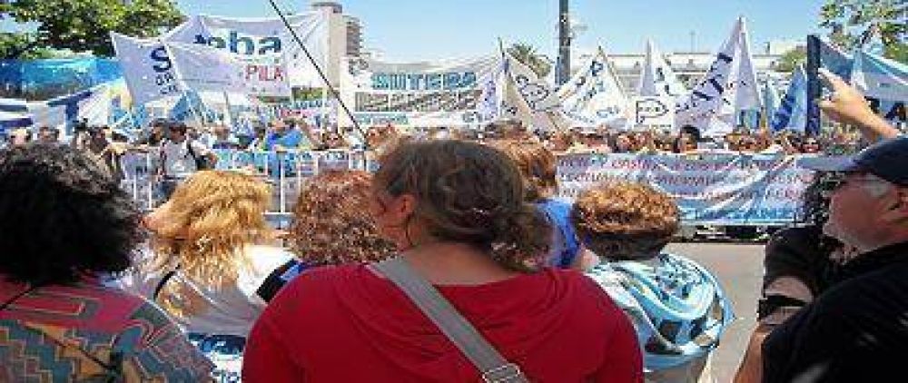 Docentes realizaron masivo acto frente a gobernaci�n