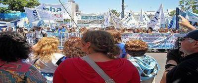 Docentes realizaron masivo acto frente a gobernaci�n
