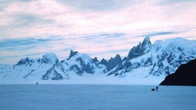 Esfuerzos contrarreloj para rescatar a tres andinistas varados en el Glaciar Viedma