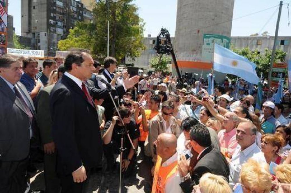Tres de Febrero- Scioli y Curto recorrieron las obras en �Fuerte Apache�