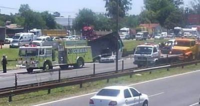 Las c�maras registraron el choque d�nde un polic�a muri� aplastado por un cami�n