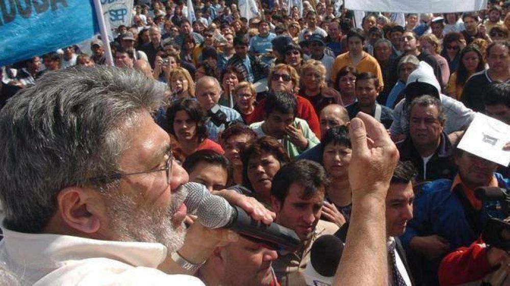 Los estatales aceptan el bono, pero exigen apertura de la discusi�n salarial
