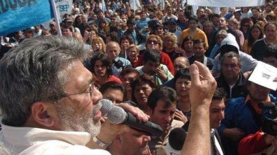 Los estatales aceptan el bono, pero exigen apertura de la discusi�n salarial