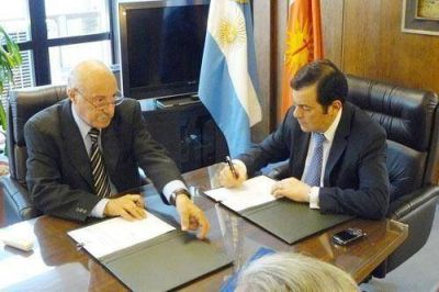 El gobernador firm� convenio con el CFI