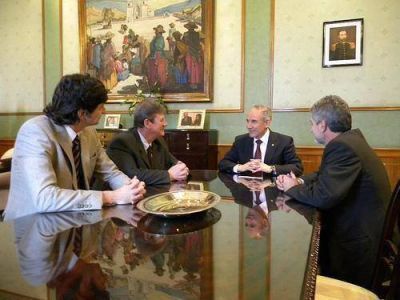 Barrionuevo recibi� a representantes de Refinor