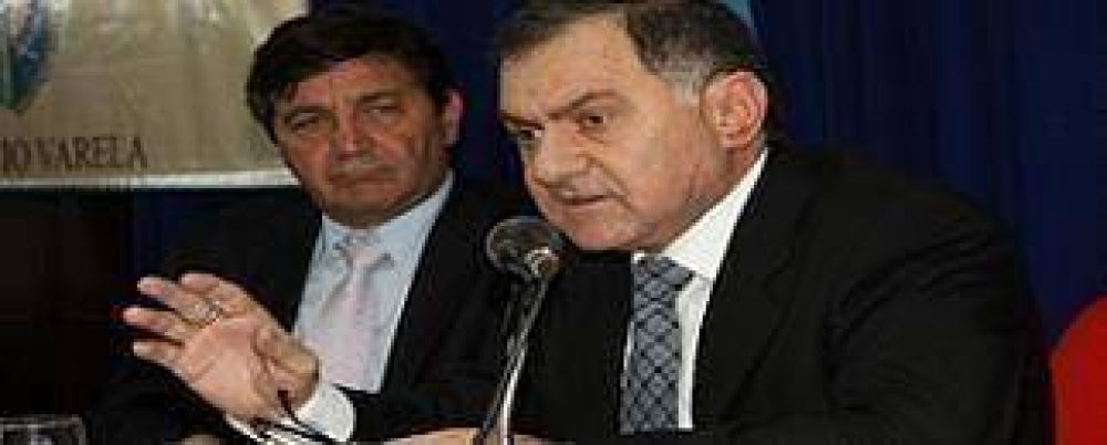 Asfixiados, los alcaldes elogian 'auxilio financiero' a comunas