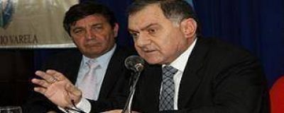 Asfixiados, los alcaldes elogian 'auxilio financiero' a comunas