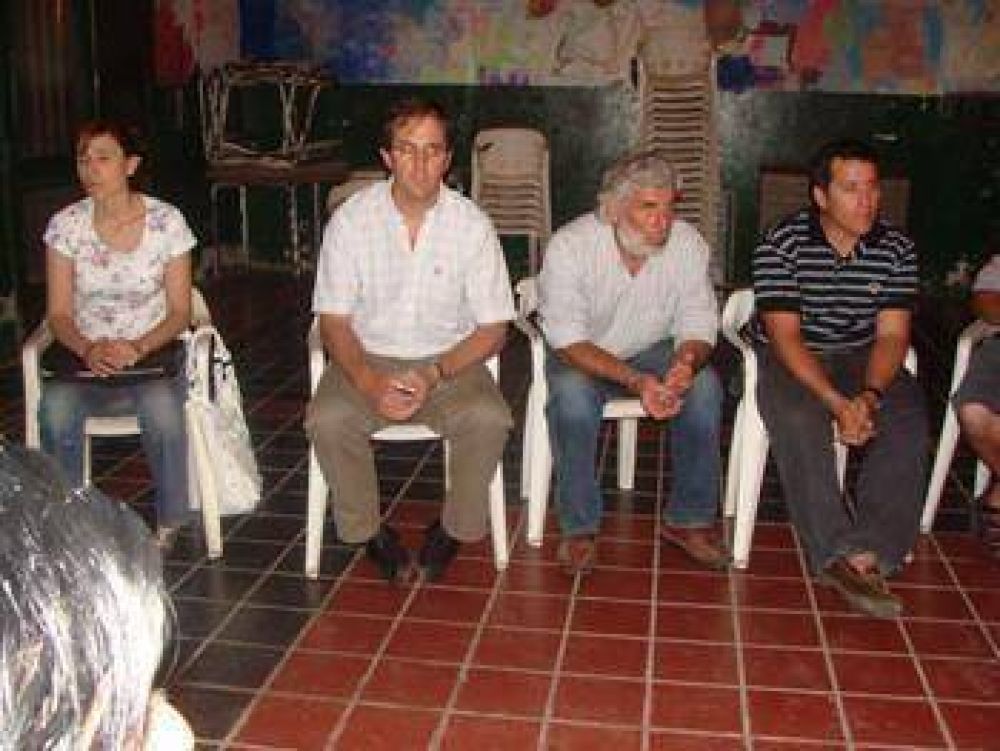 Vecinos de Latino les plantearon a Erreca y Ordosgoyti los problemas de inseguridad que padecen