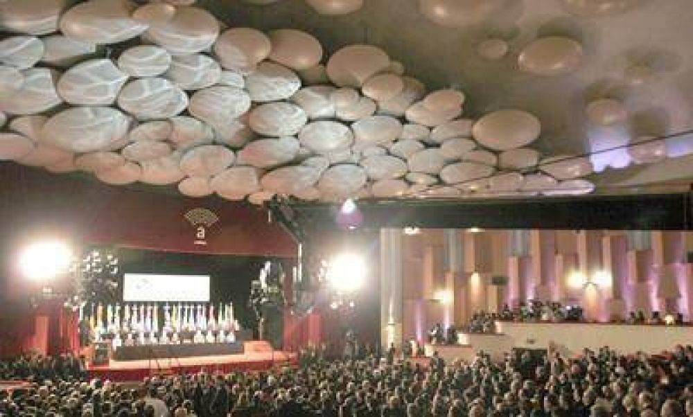 La presidenta inaugur� la Cumbre, record� al Alca y reclam� repensar "la arquitectura financiera mundial"