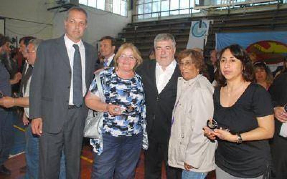 Das Neves y Buzzi distinguieron a organizaciones sociales