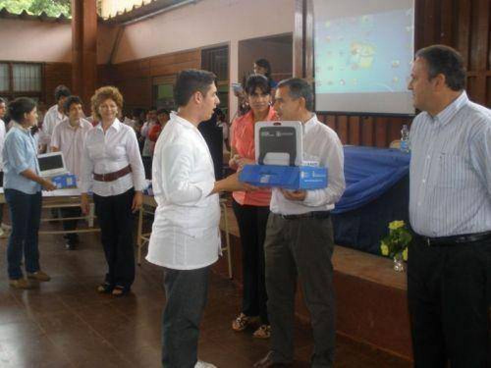 Alumnos de la Comercio N� 8 recibieron sus netbooks