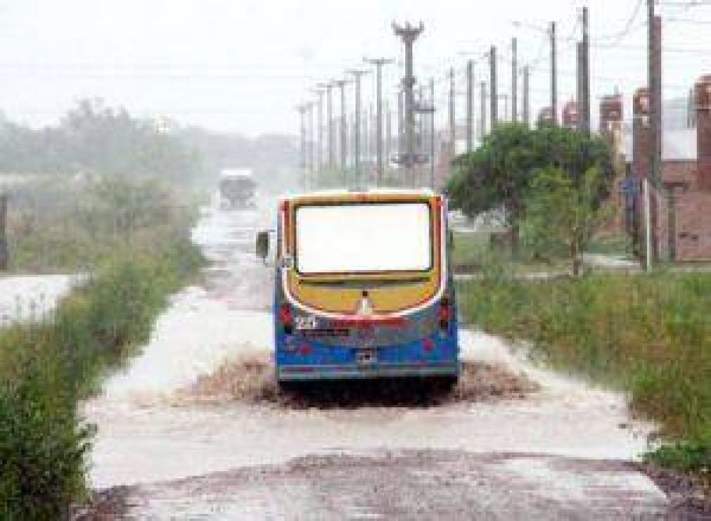 M�s de 100 mil�metros de lluvia inundaron calles y complicaron a muchos barrios