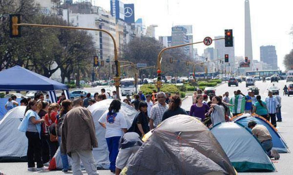 Piqueteros amenazan con un acampe de un d�a en la 9 de Julio