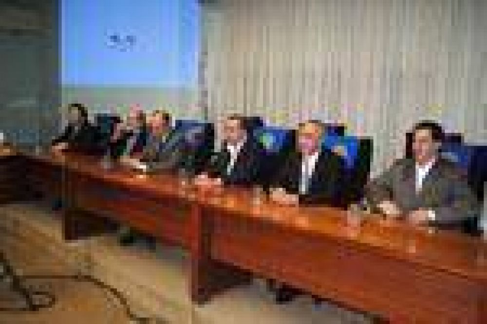 Presentan convenio para brindar capacitaci�n a los trabajadores de seguridad 