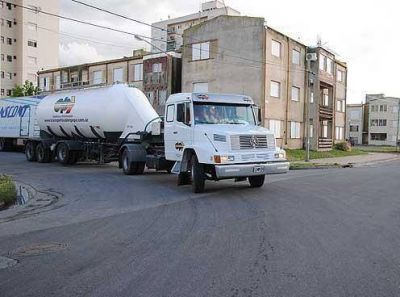Vecinos quieren proteger el asfalto del barrio; circulan entre 30 y 40 camiones diarios