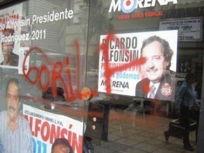 Denuncian que grupos kirschneristas da�aron el local de Ricardo Alfons�n en Mar del Plata