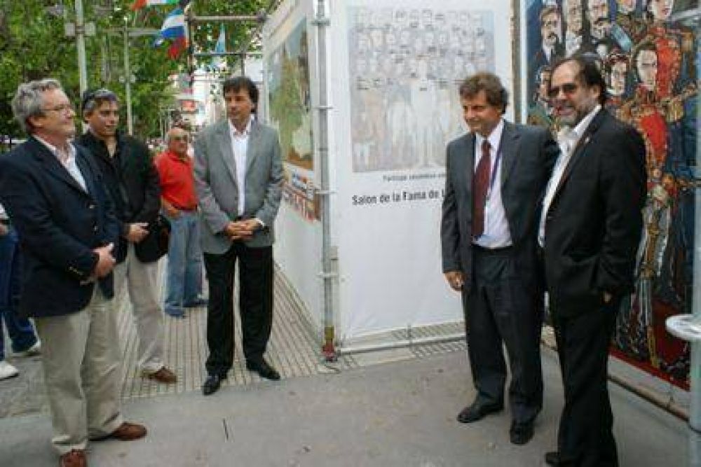 Autoridades recorrieron la Muestra �Cr�nica de la Naci�n Latinoamericana�