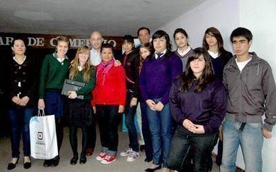 Diputado Quiroga regal� netbooks a los mejores promedios de Caleta