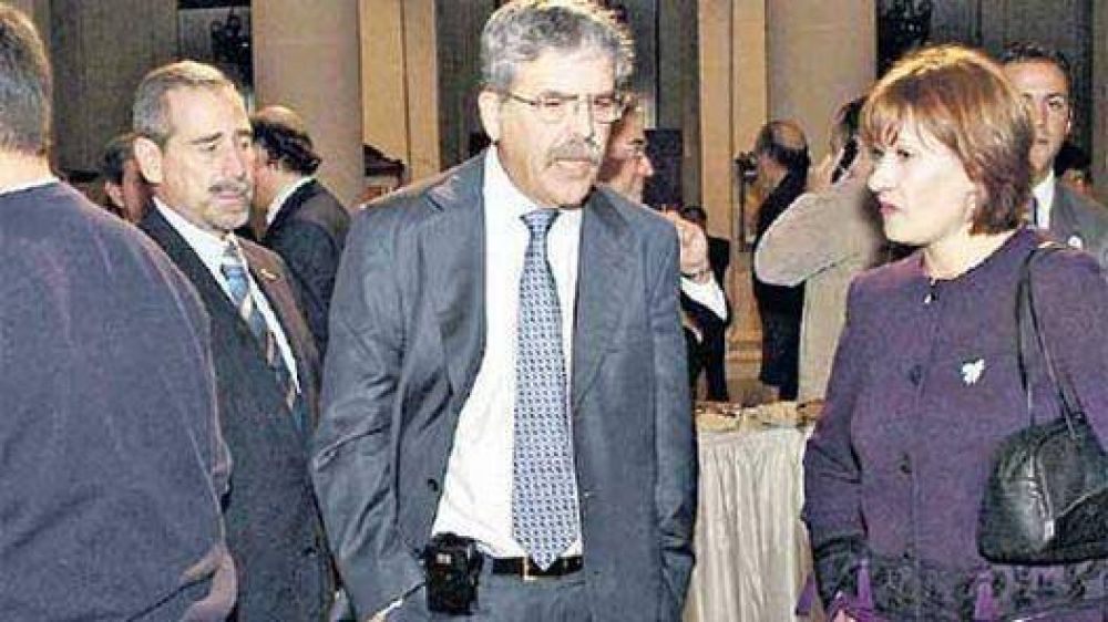 Armaron una red para cobrar comisiones por el tren bala