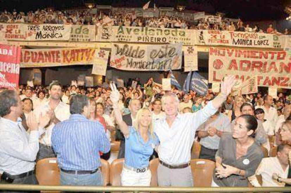 De Narv�ez se comprometi� a gobernar con las mujeres en el 2011