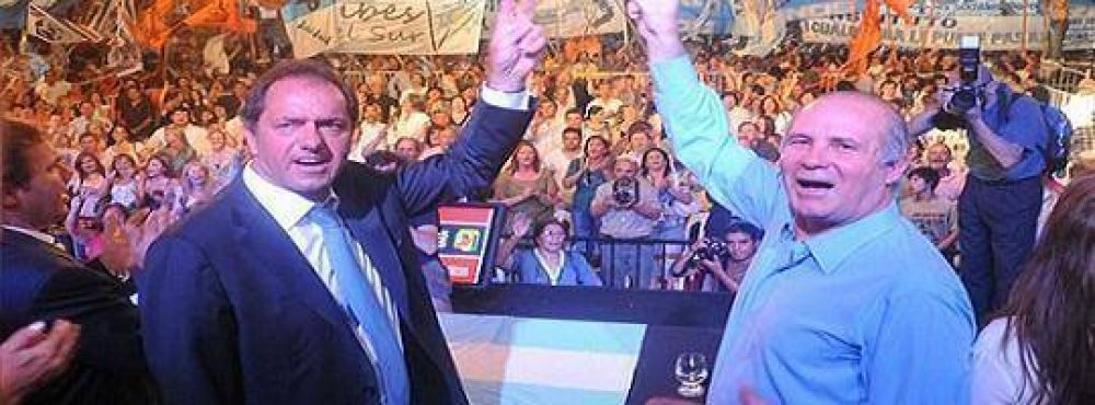 'Cacho' se prueba traje de Vice y hace campa�a para la reelecci�n de Scioli
