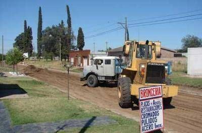Trabajos de base estabilizada en calles de los barrios Larrory y del Carmen
