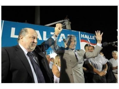 Con cr�ticas al kirchnerismo, Rodr�guez Sa� comparti� un acto con Busti y Halle