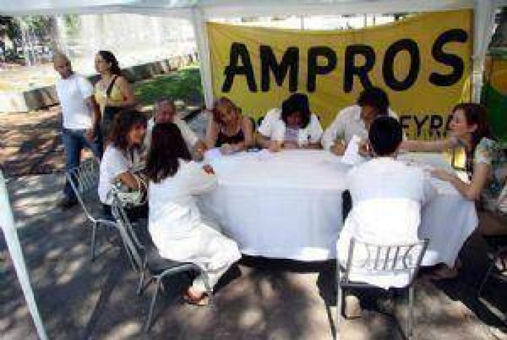 Ampros atendi� en la plaza y volvi� a pedir la renuncia de Behler
