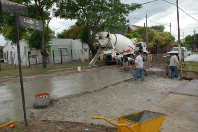Presidente Per�n - ARREGLAN BACHES Y REPAVIMENTAN CALLES