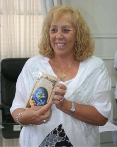 Los estudiantes escribieron la obra literaria  Alumnos del Colegio Armon�a obsequiaron el libro �Lo mejor de mi para vos� a la Intendente Giroldi