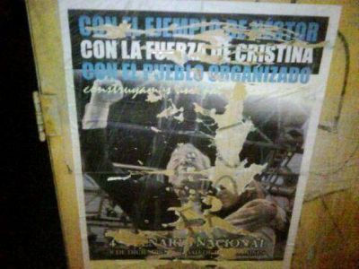 Acusan a Bruera de mandar a romper afiches de Kirchner en la ciudad