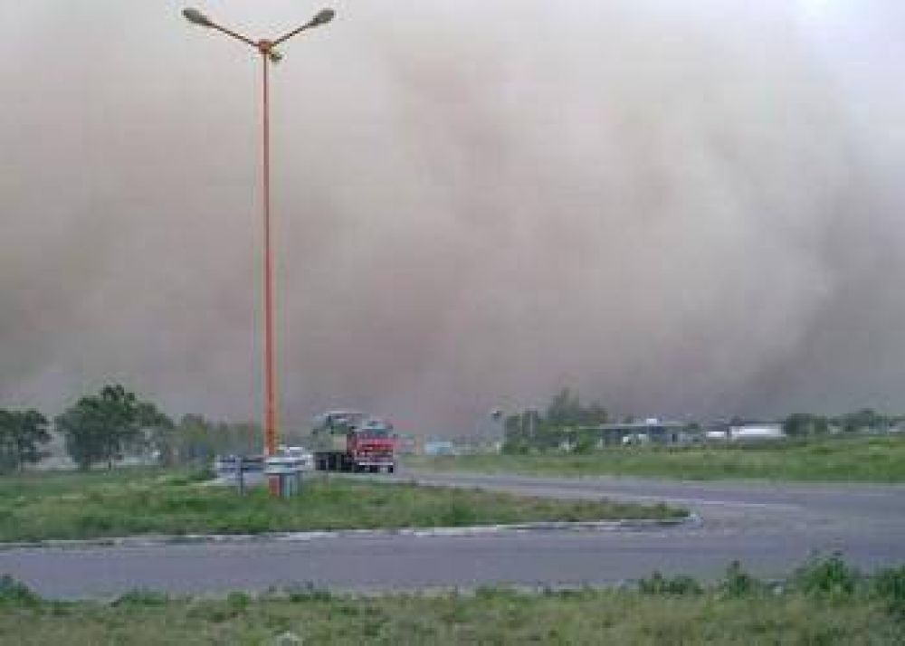 Serios destrozos caus� la tormenta de vientos huracanados que azot� la ciudad