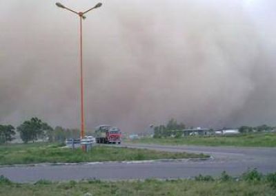 Serios destrozos caus� la tormenta de vientos huracanados que azot� la ciudad