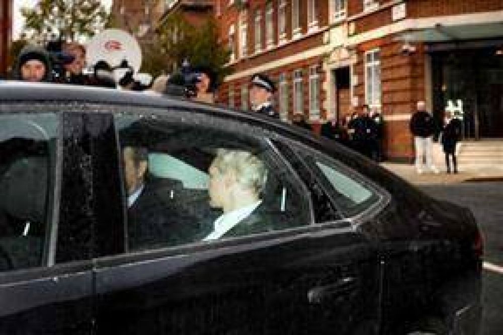 Assange, detenido sin fianza en Londres