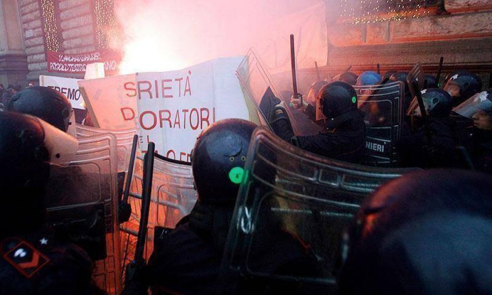 Violenta protesta ante La Scala por el ajuste de Berlusconi