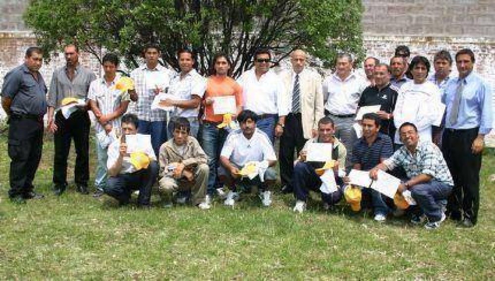 La UOCRA entreg� certificados de alba�iler�a a internos de la Unidad Penal XV de Batan