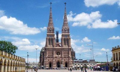  	Daniel Scioli entrega la escritura de la Bas�lica de Luj�n, en el D�a de la Inmaculada Concepci�n