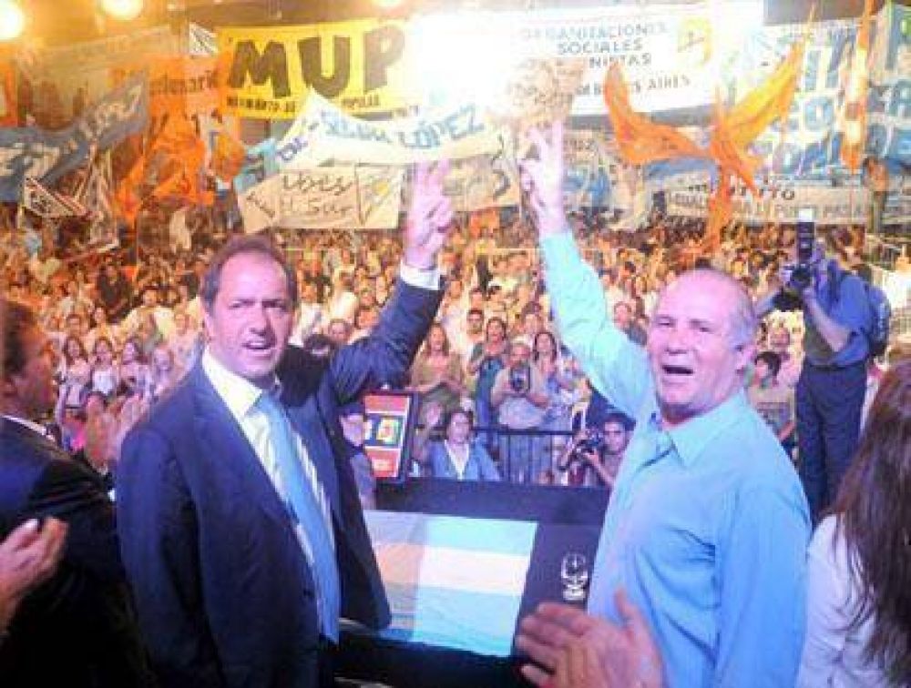 Scioli y Cacho Alvarez lanzaron la Agrupaci�n Provincial �Organizaciones sociales peronistas�