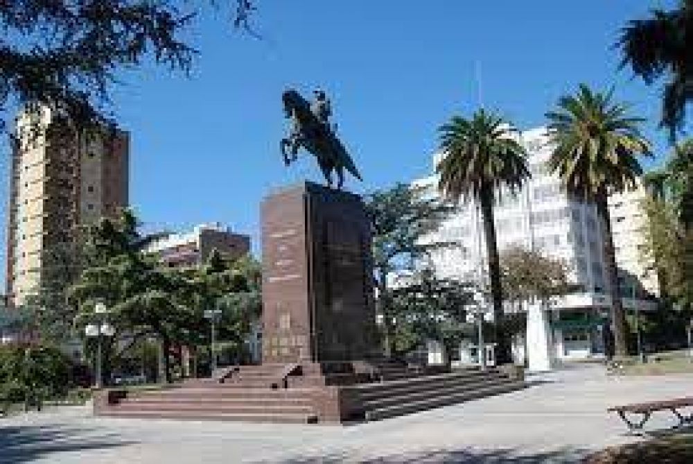 Se comenz� a armar el �rbol de navidad en la Plaza Principal