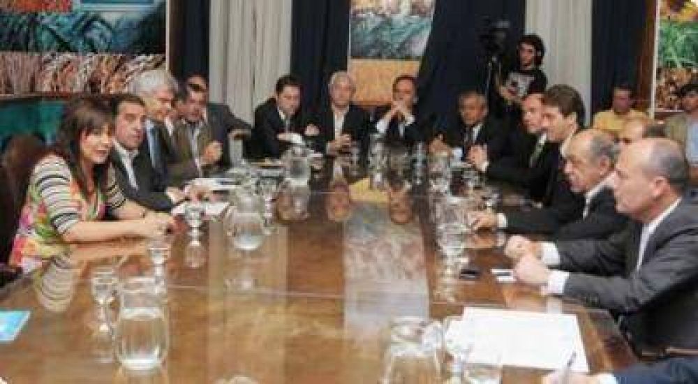 Provincia da fondos rotativos a municipios para combatir la tucura