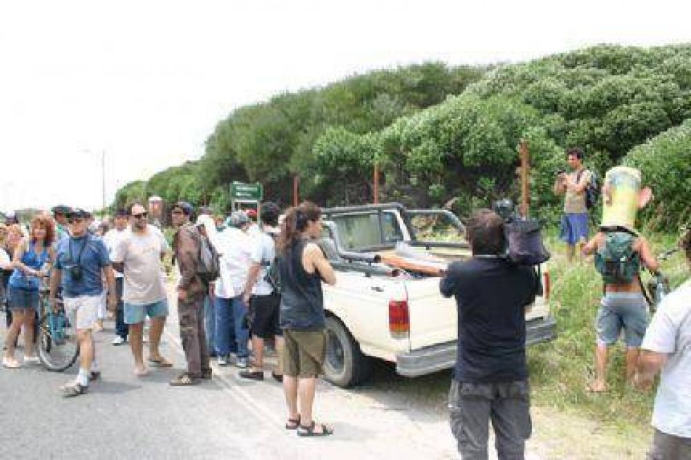 Vecinos de de la Reserva Tur�stica y Forestal del Paseo Costanero Sud, con su protesta, paralizaron el alambrado del sector