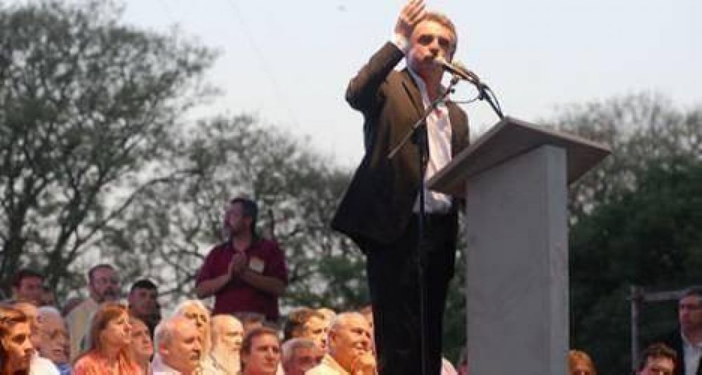 Rossi lanz� su candidatura con un multitudinario acto