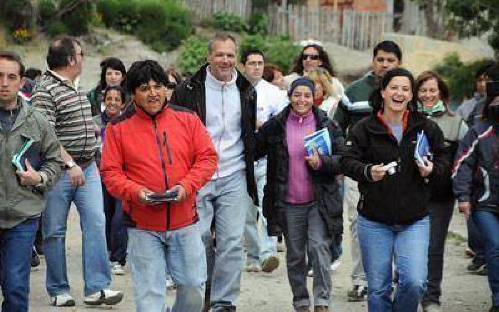 Buzzi inici� oficialmente su campa�a electoral con una caminata por Esquel