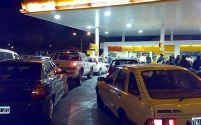 LARGAS COLAS DE ESPERA Conseguir combustible en Luj�n se convirti� en una odisea