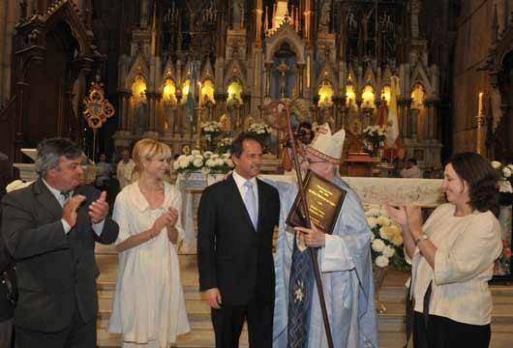 Scioli entrego la escritura a la basilica de lujan