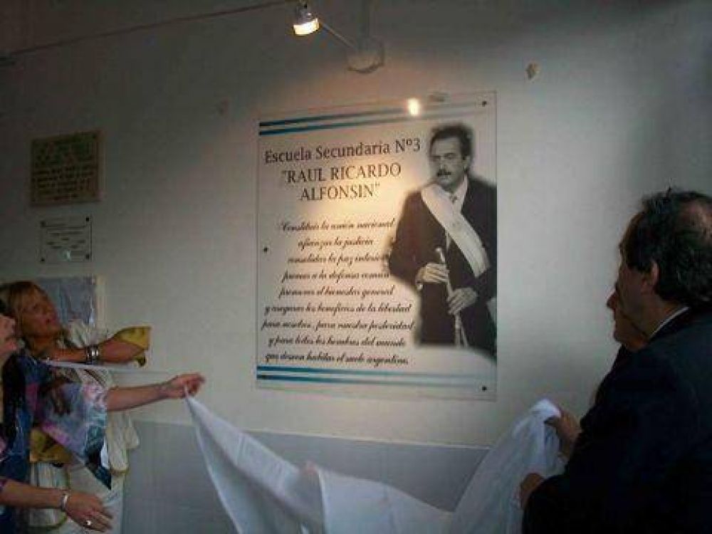 Este jueves Se impuso el nombre de Presidente Ral Ricardo Alfonsn a la E.E.S. N 3