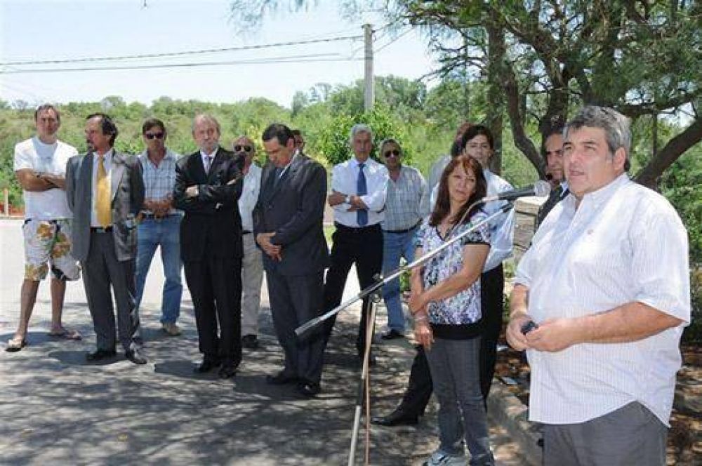 Felpeto inaugur� doce cuadras de pavimento en "El Fantasio"