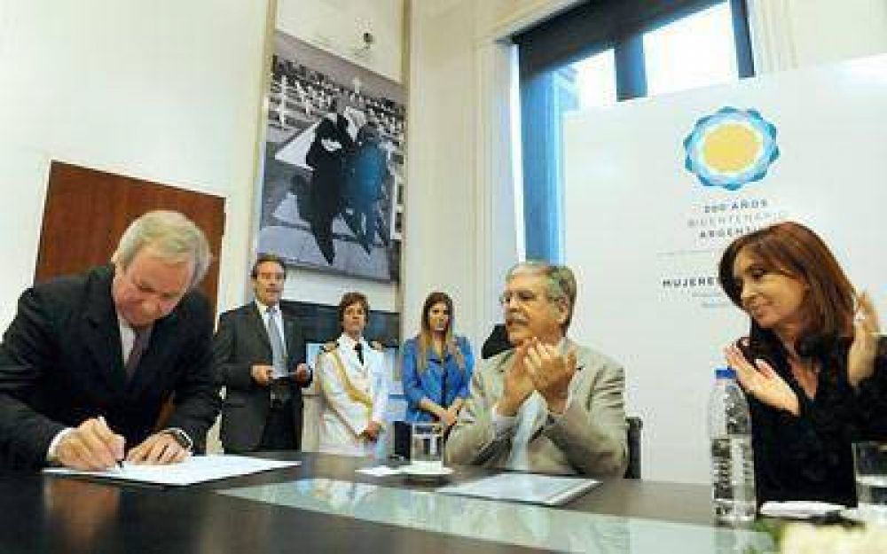 Peralta acompa�� a Cristina en la firma del Acuerdo de Di�logo Social en miner�a