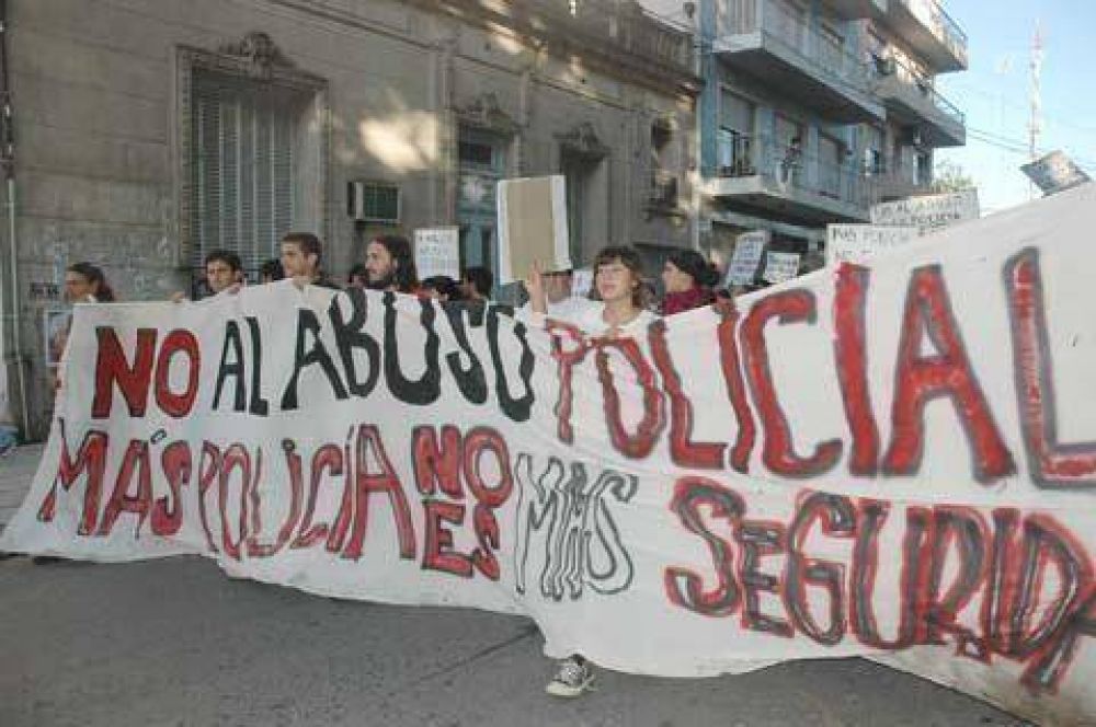 Organizaciones sociales se movilizaron hasta la Municipalidad en contra del �abuso policial�